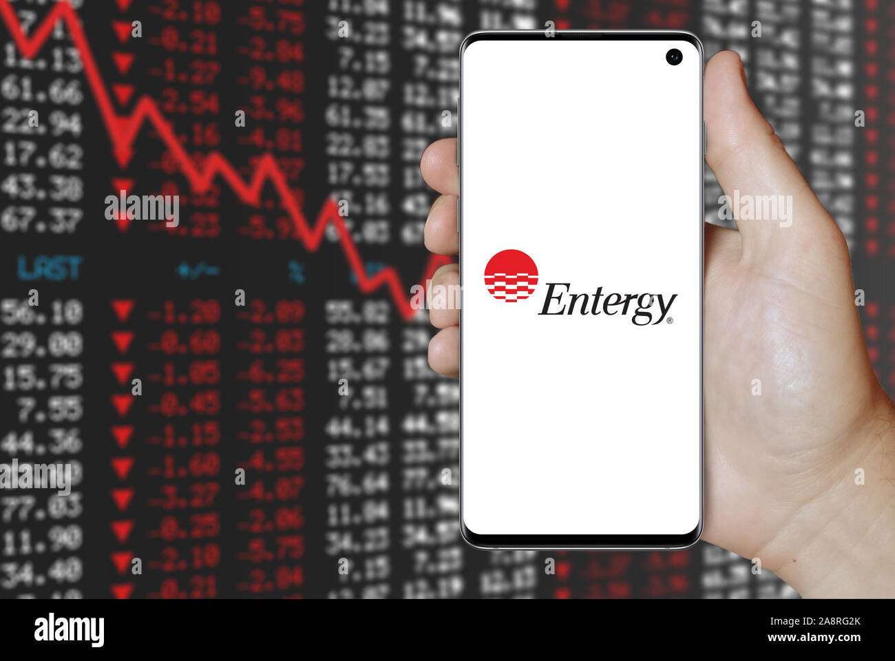 Logo der öffentlichen Gesellschaft Entergy Corp. auf dem Smartphone angezeigt. Negative Börse Hintergrund. Credit: PIXDUCE Stockfoto