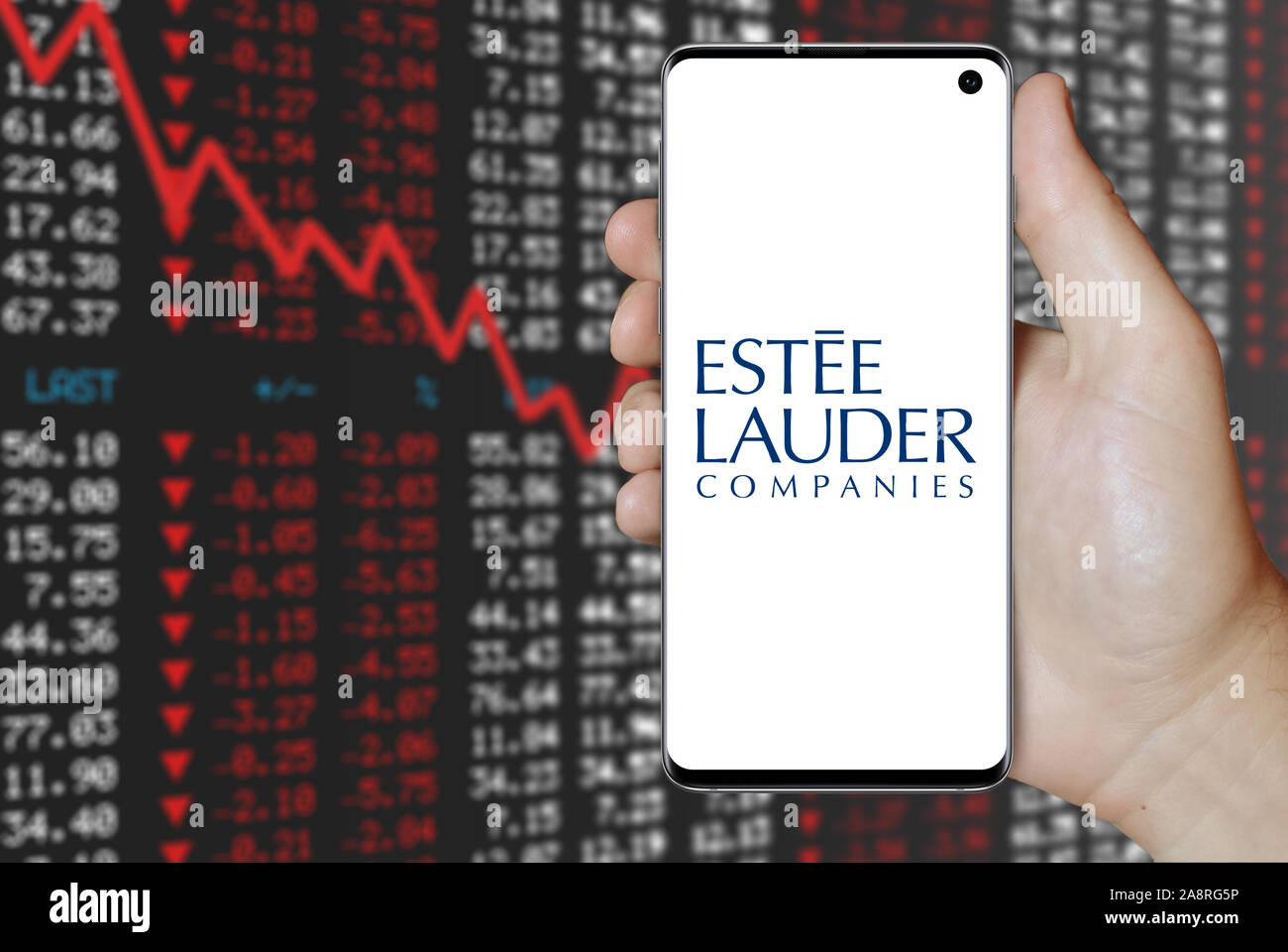 Logo der öffentlichen Unternehmen Estee Lauder Cos auf dem Smartphone angezeigt. Negative Börse Hintergrund. Credit: PIXDUCE Stockfoto