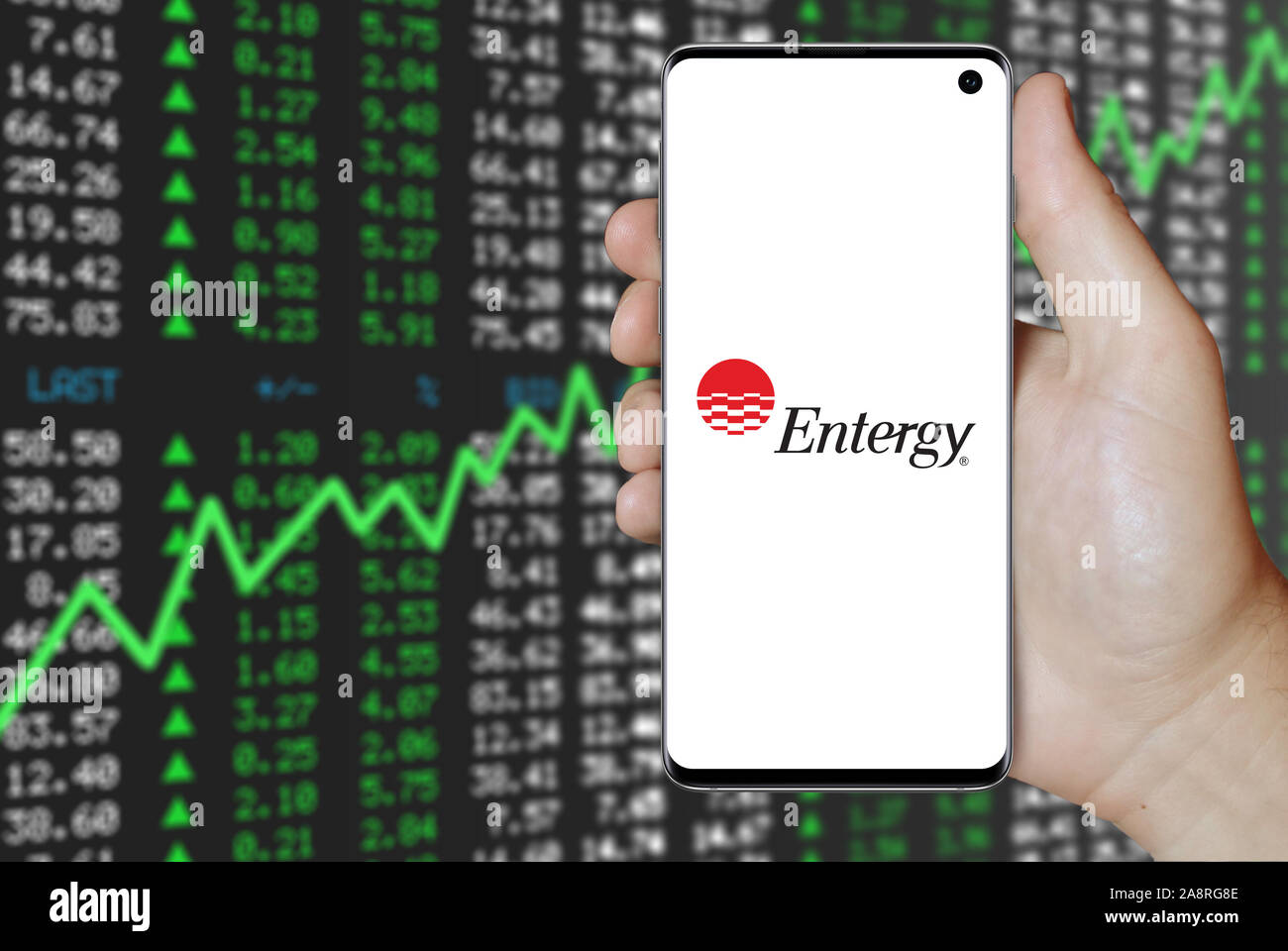 Logo der öffentlichen Gesellschaft Entergy Corp. auf dem Smartphone angezeigt. Positive Börse Hintergrund. Credit: PIXDUCE Stockfoto
