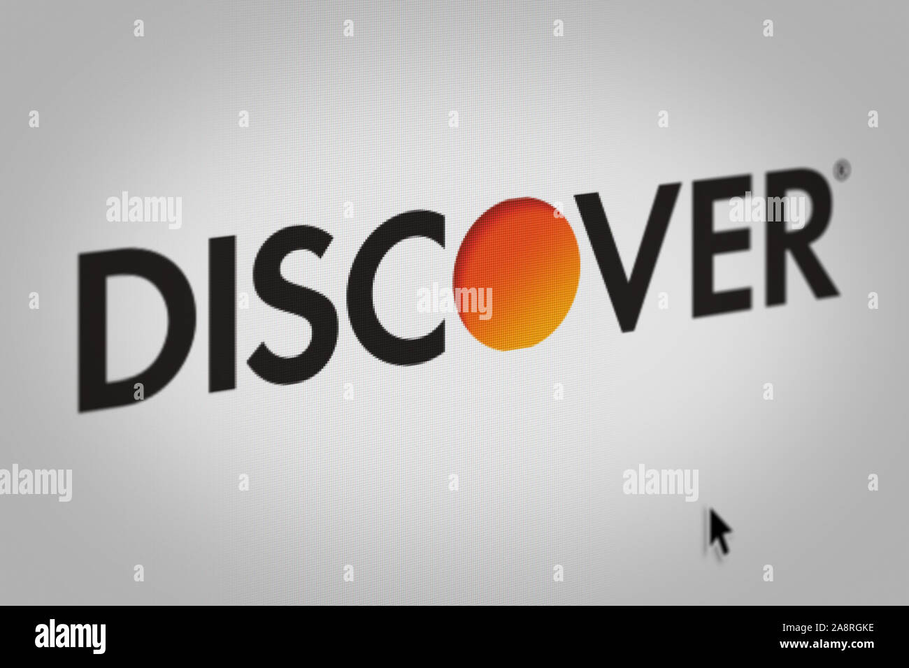 Logo der öffentlichen Unternehmen Discover Financial Services auf einem Bildschirm in der Nähe angezeigt. Credit: PIXDUCE Stockfoto