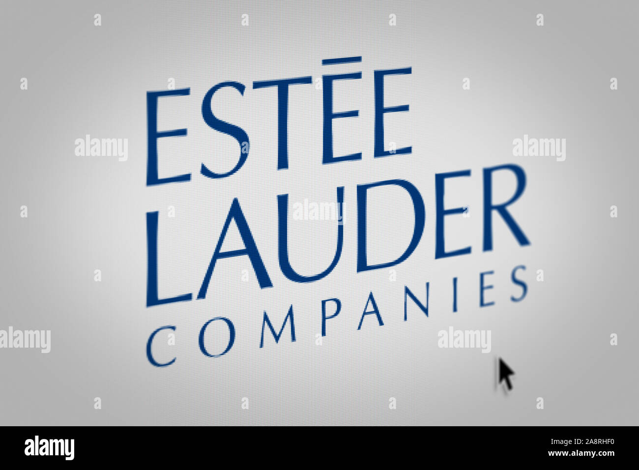 Logo der öffentlichen Unternehmen Estee Lauder Cos. Auf einem Bildschirm in der Nähe angezeigt. Credit: PIXDUCE Stockfoto
