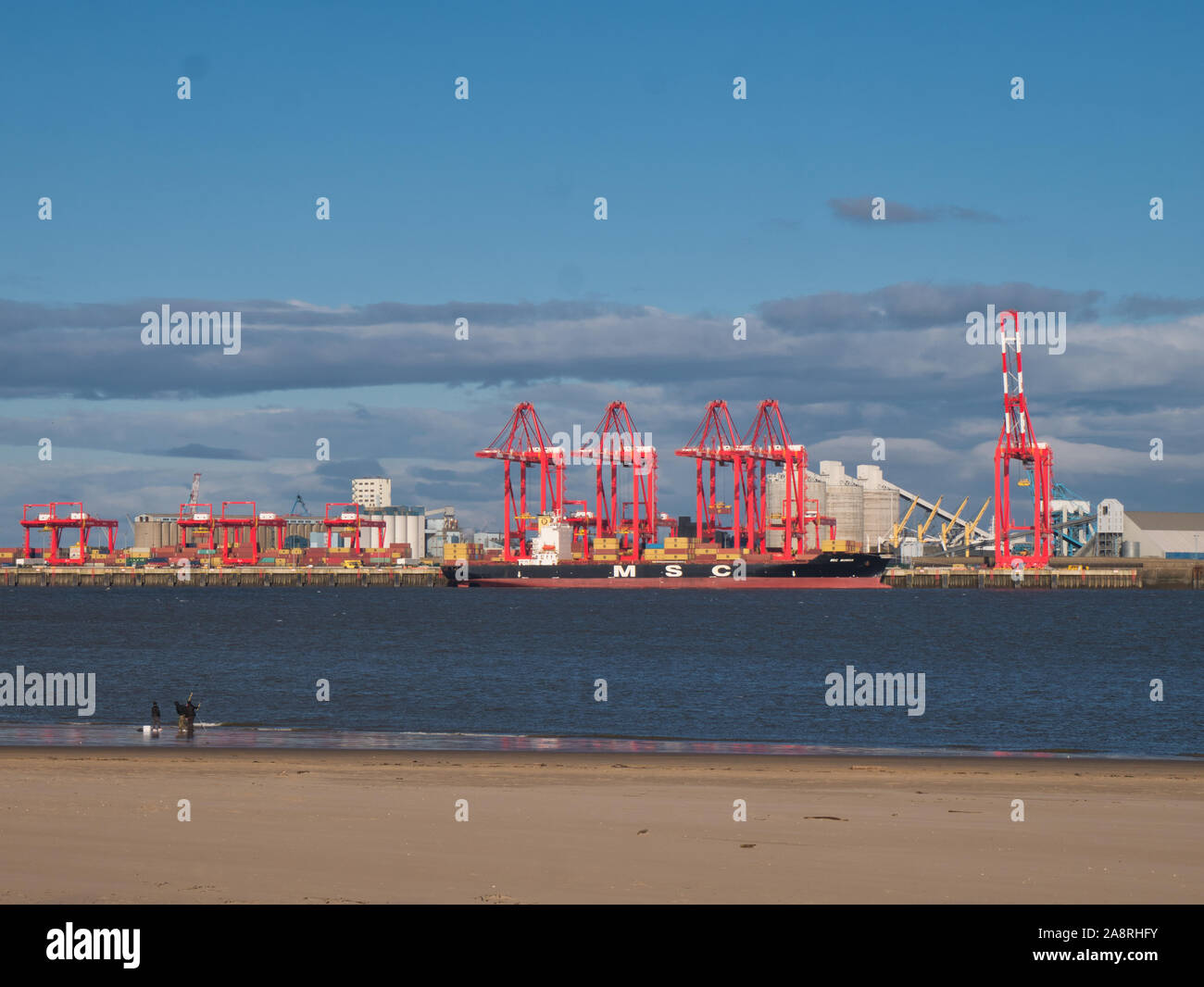 Angeln im Meer bei Ebbe in den Fluss Mersey mit MSC Monica liegt auf £ 400 Mio. Die tiefseefischerei Container Terminal im Hafen von Liverpool Stockfoto