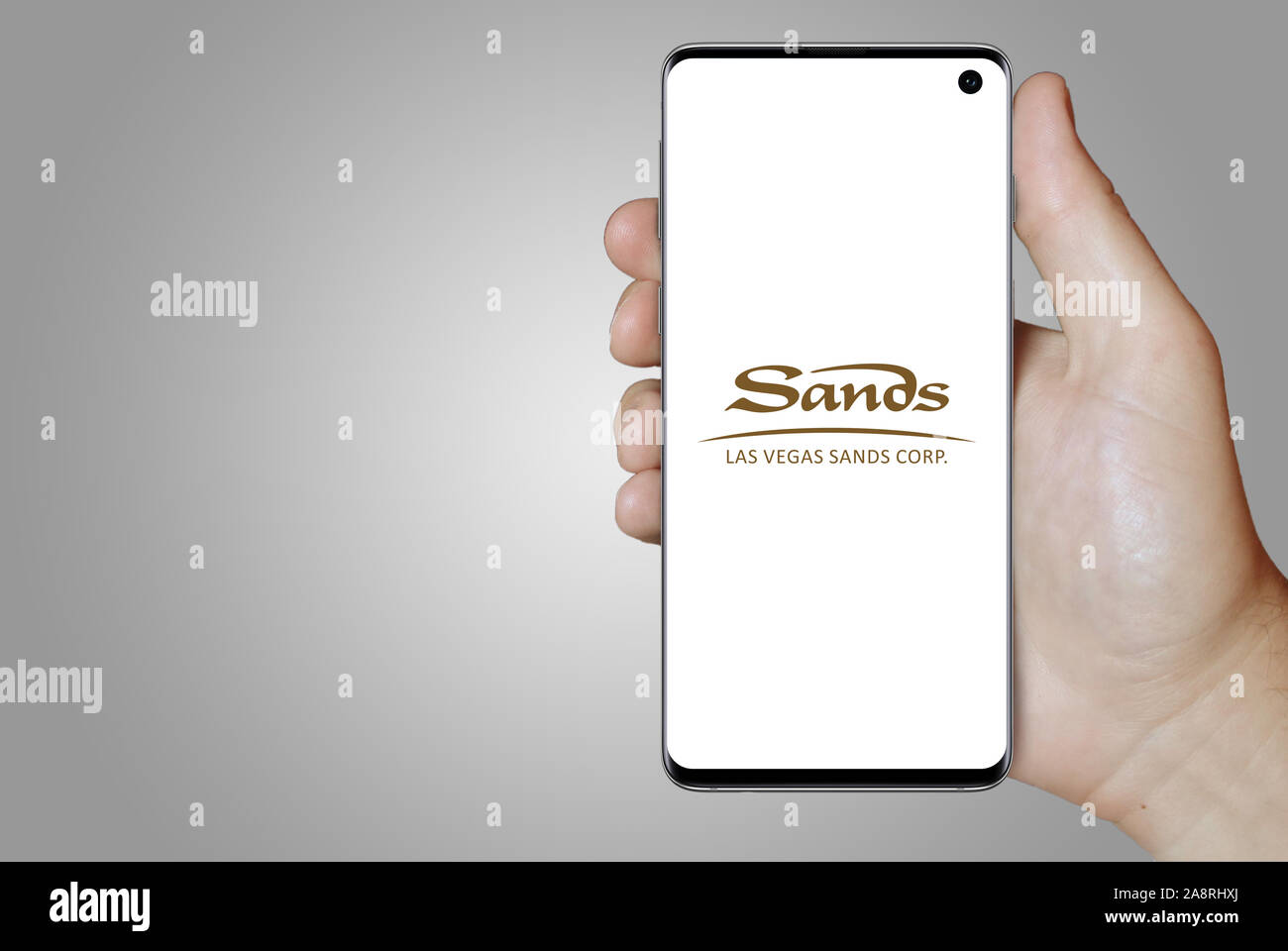 Logo der öffentlichen Unternehmen Las Vegas Sands Corp auf dem Smartphone angezeigt. Grauer Hintergrund. Credit: PIXDUCE Stockfoto