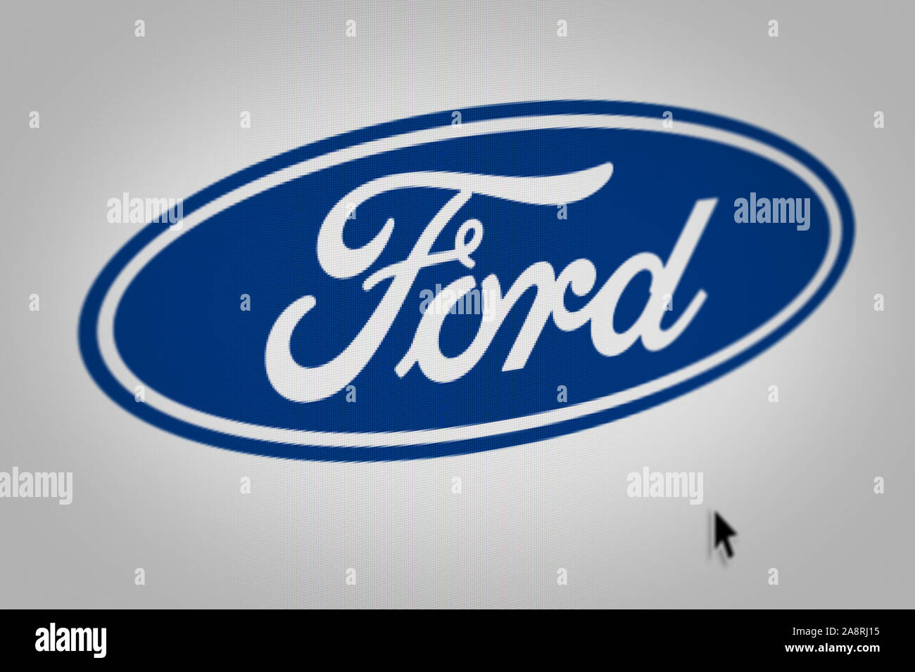 Logo der öffentlichen Unternehmen Ford Motor auf einem Bildschirm in der Nähe angezeigt. Credit: PIXDUCE Stockfoto