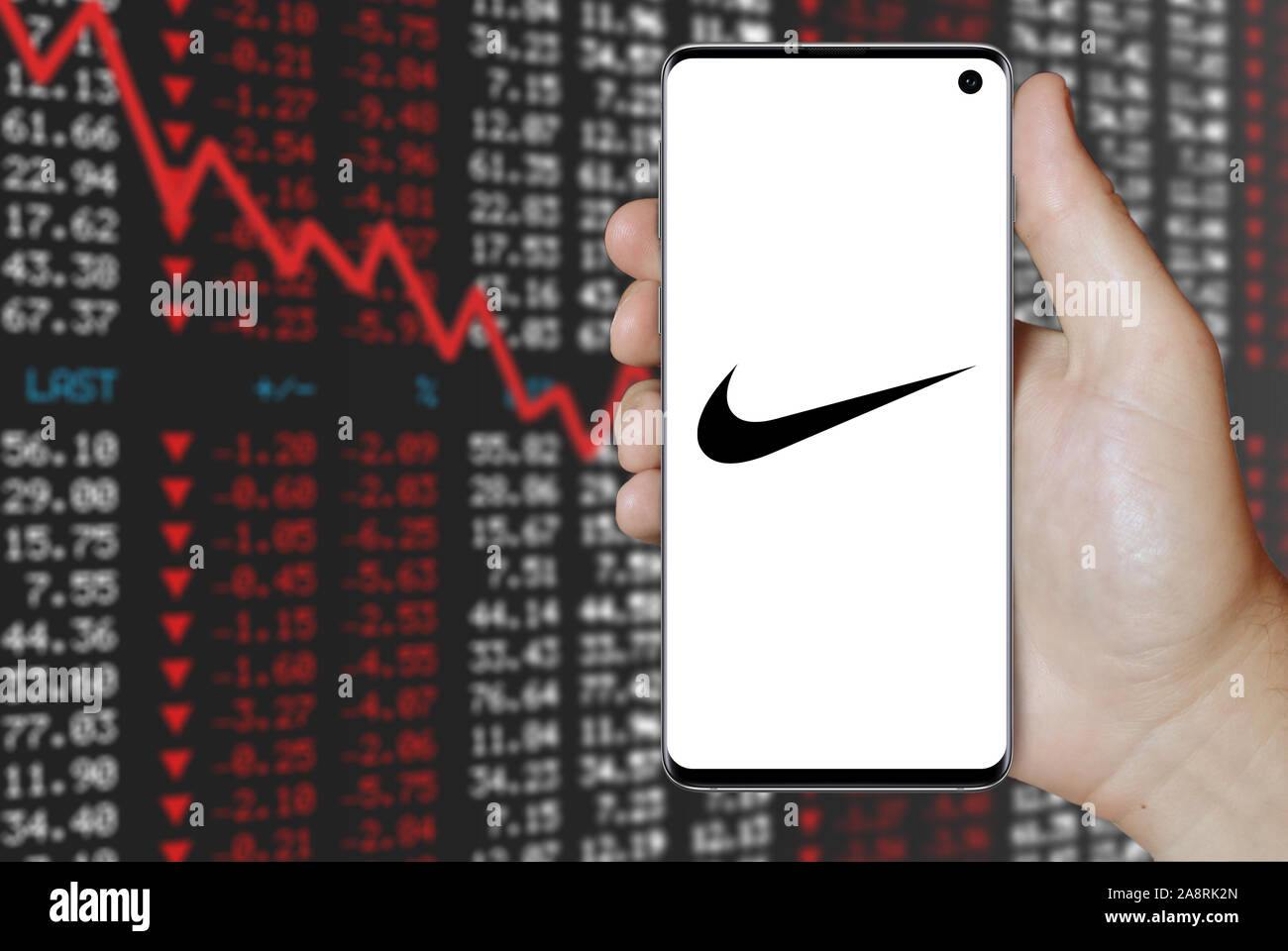 Logo der öffentlichen Unternehmen Nike auf dem Smartphone angezeigt. Negative Börse Hintergrund. Credit: PIXDUCE Stockfoto