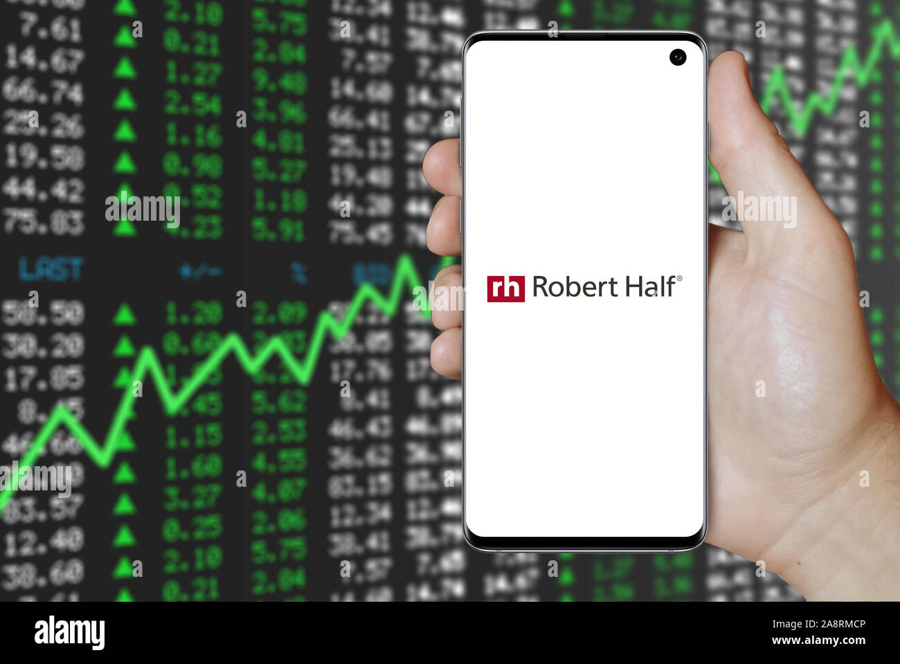 Logo der öffentlichen Unternehmen Robert Half International auf dem Smartphone angezeigt. Positive Börse Hintergrund. Credit: PIXDUCE Stockfoto