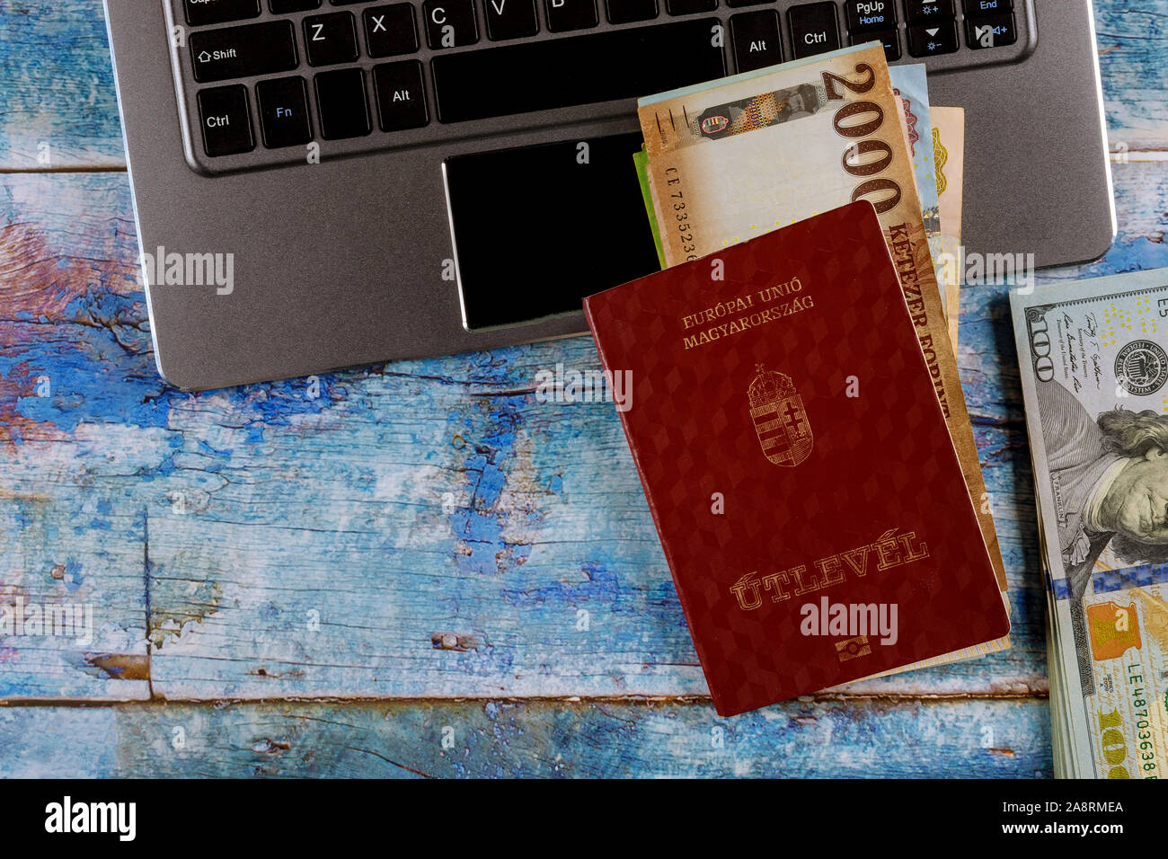 Die ungarische Pässe und andere ungarische Forint Banknoten mit einem Hundert-euro-Scheine mit Tastatur Stockfoto