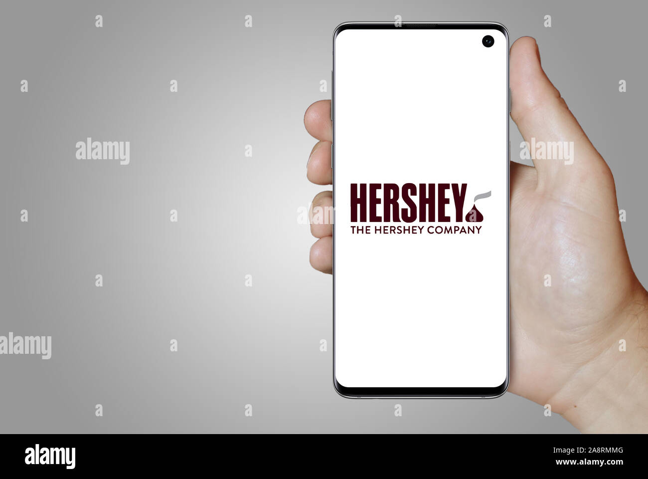 Logo der öffentlichen Unternehmen der Hershey Company auf einem Smartphone. Grauer Hintergrund. Credit: PIXDUCE Stockfoto