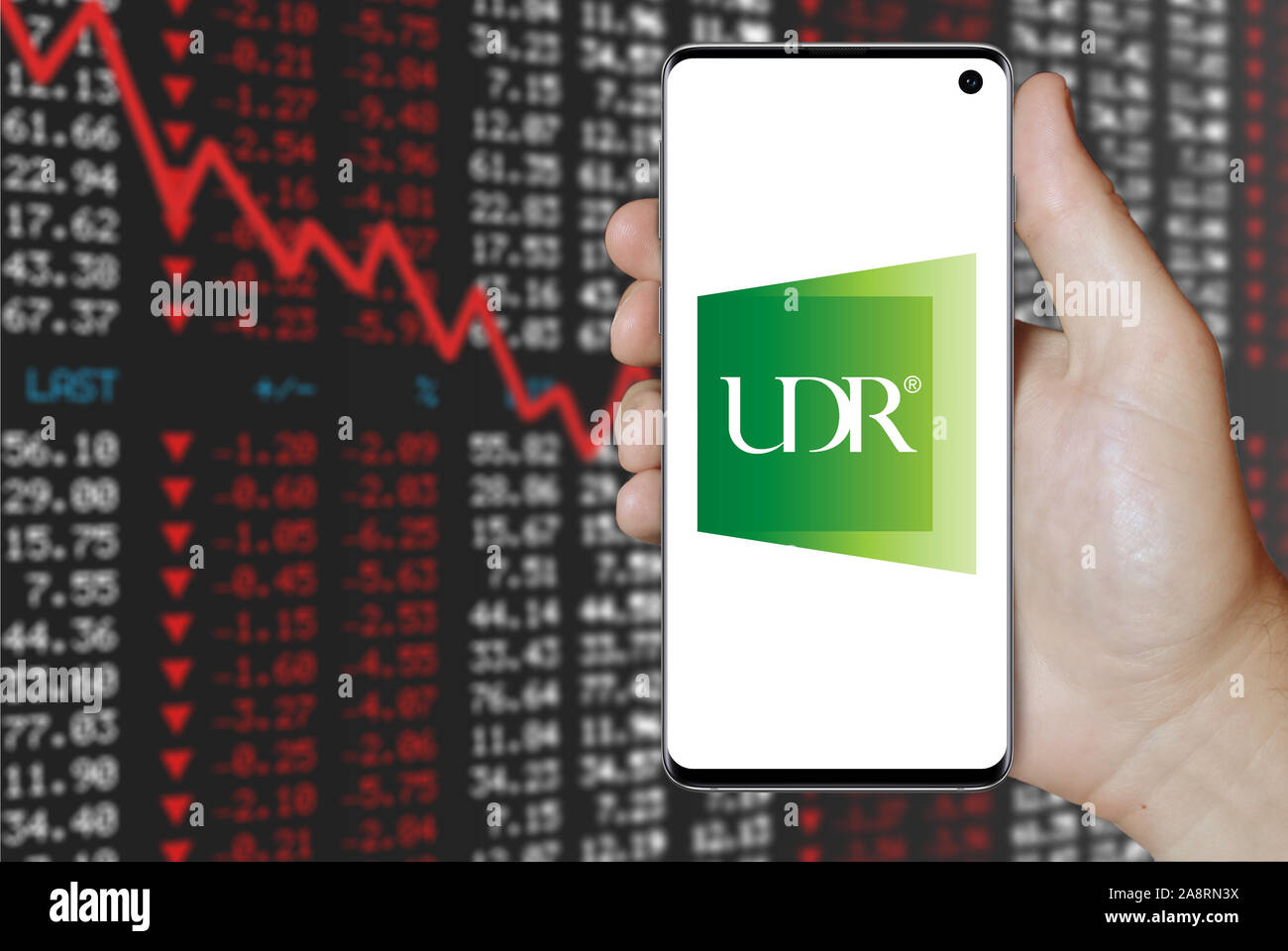 Logo der öffentlichen Unternehmen UDR, Inc. auf dem Smartphone angezeigt. Negative Börse Hintergrund. Credit: PIXDUCE Stockfoto