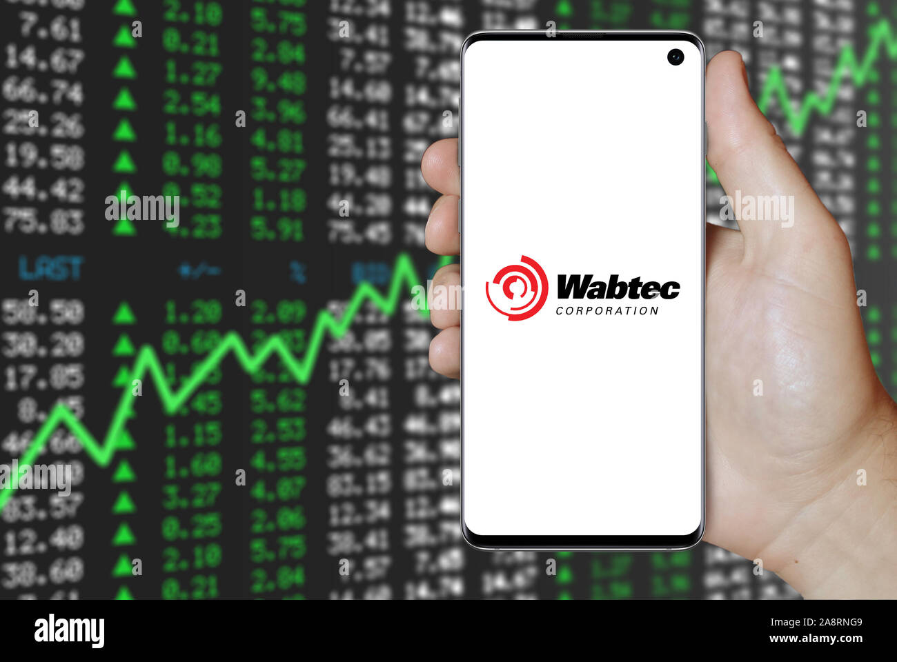 Logo der öffentlichen Unternehmen wabtec Corporation auf dem Smartphone angezeigt. Positive Börse Hintergrund. Credit: PIXDUCE Stockfoto