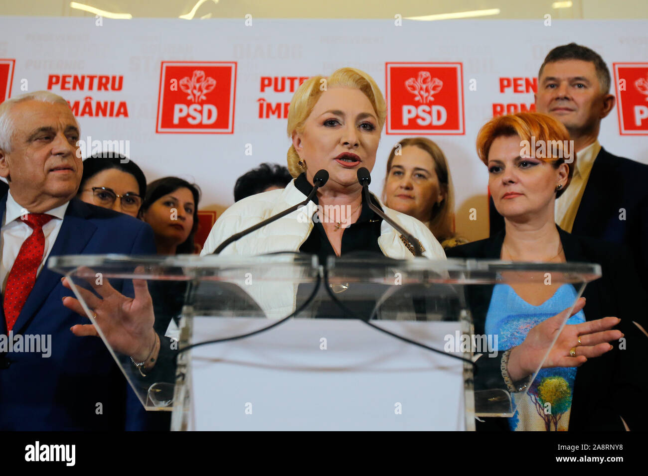 Bukarest, Rumänien. 10 Nov, 2019. Rumäniens ehemaliger Premierminister und Präsidentschaftskandidaten Viorica Dancila (C) spricht mit den Medien in Bukarest, Rumänien, am 10. November 2019. Umfragen zeigten, dass die etablierten rumänischen Präsident Klaus 26,13 ist vor anderen Kandidaten in der ersten Runde der Präsidentschaftswahlen am Sonntag, den 39 Prozent der Stimmen. Credit: Cristian Cristel/Xinhua/Alamy leben Nachrichten Stockfoto