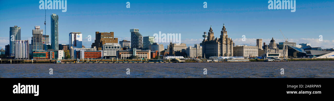 Liverpool UNESCO Waterfront mit modernen Bürogebäuden, Liverpool die Anglikanische Kathedrale und die Drei Grazien Stockfoto