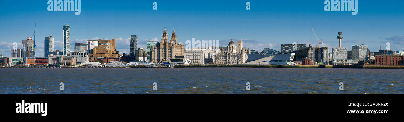 Liverpool UNESCO Waterfront mit modernen Bürogebäuden, Liverpool die Anglikanische Kathedrale und die Drei Grazien Stockfoto