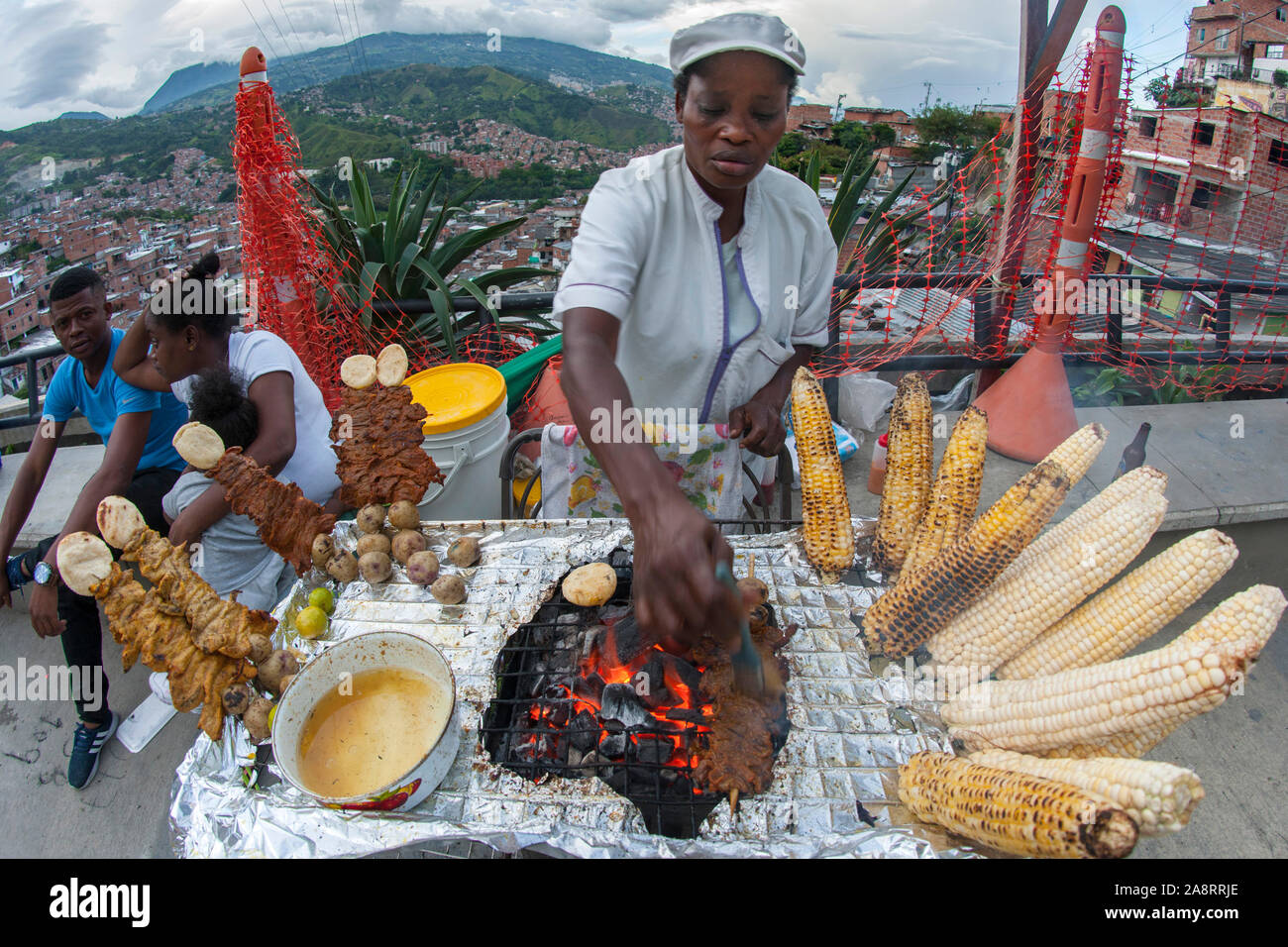 Kolumbianische Frau und ihr BBQ stand in Comuna 13 (auch als San Javier bekannt) in Medellin, Kolumbien. Stockfoto