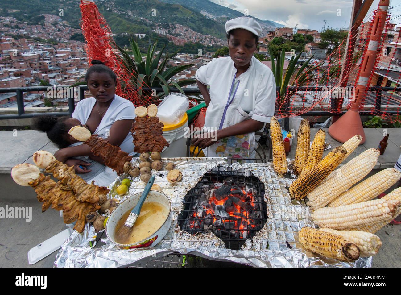 Kolumbianische Frau und ihr BBQ stand in Comuna 13 (auch als San Javier bekannt) in Medellin, Kolumbien. Stockfoto