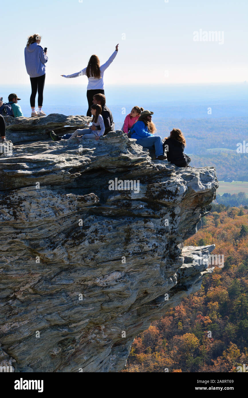 Besucher Masse gefährlich an den Rand der Blick auf die Farben des Herbstes zum Ansehen und Fotos bei Hanging Rock State Park außerhalb Danbury, NC. Stockfoto