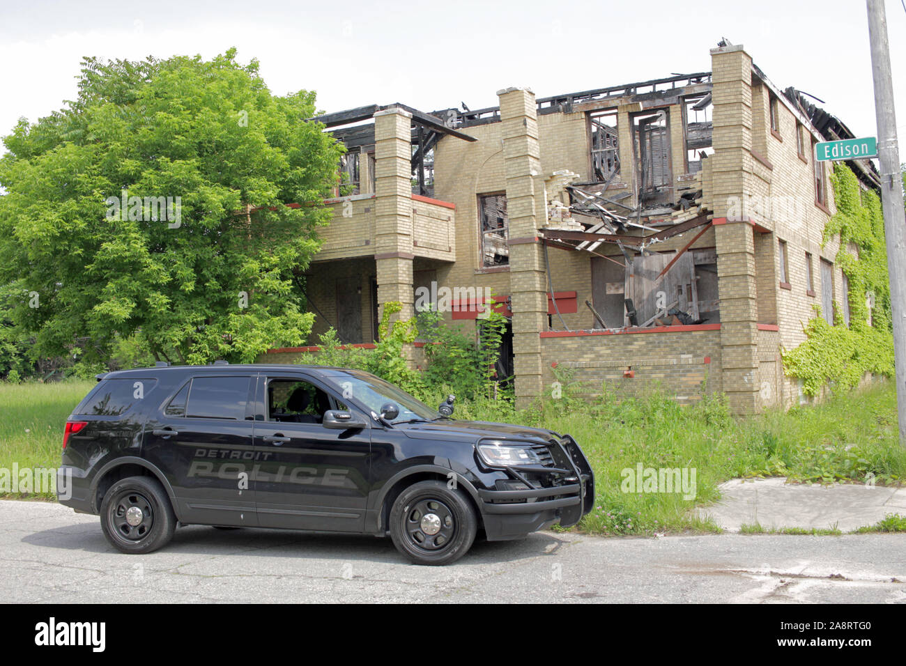 Detroit Polizei Schleifring Durchsetzung Fahrzeug die verfallenen Gebäude, Detroit, Michigan, USA Stockfoto