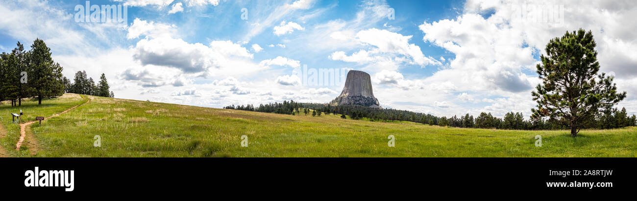 Ein Panoramablick von Devil's Tower National Monument in der Nähe von Hulett, Wyoming von Joyner Ridge Trailhead. Stockfoto