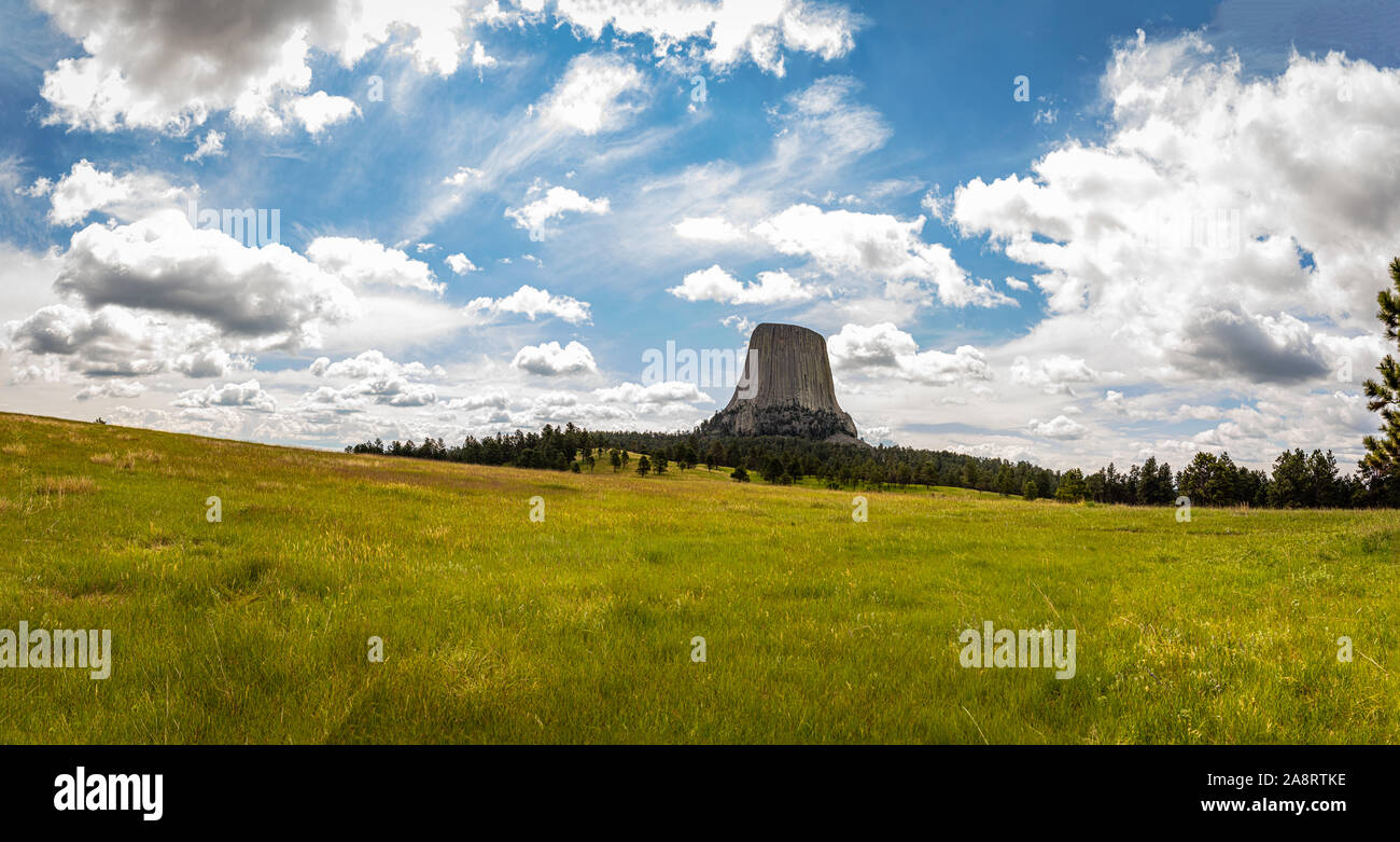 Ein Panoramablick von Devil's Tower National Monument in der Nähe von Hulett, Wyoming von Joyner Ridge Trailhead. Stockfoto
