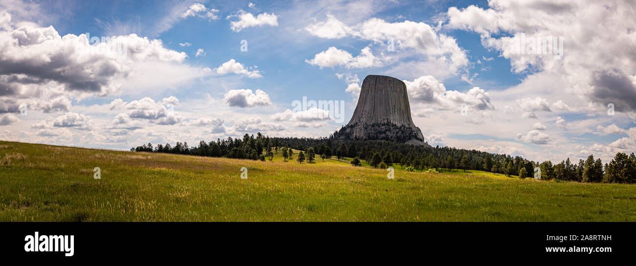 Ein Panoramablick von Devil's Tower National Monument in der Nähe von Hulett, Wyoming von Joyner Ridge Trailhead. Stockfoto
