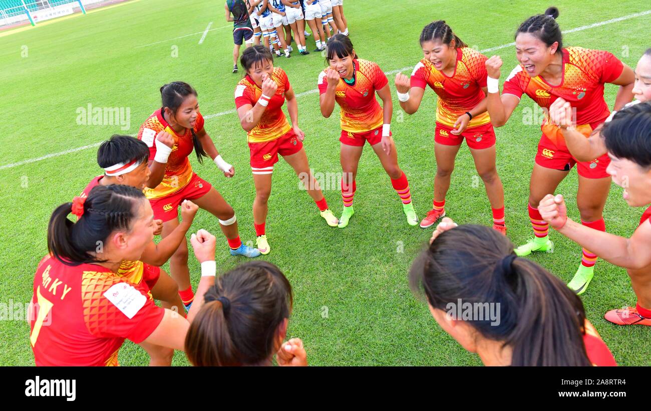 Guangzhou, Guangdong Provinz Chinas. 10 Nov, 2019. Spieler der chinesischen Frauen Rugby sevens Mannschaft jubeln vor dem Finale gegen die Mannschaft von China Hong Kong an der Asiatischen Rugby Frauen 7 s Qualifikation in Guangzhou, der Hauptstadt der Provinz Guangdong im Süden Chinas, Nov. 10, 2019. Der chinesischen Frauen Rugby sevens Mannschaft einen Platz in der Olympischen Spiele in Tokio nach dem Sieg gegen China's Hong Kong Team33-0in der Endrunde. Es war das erste Mal für China's Rugby für die Olympischen Spiele qualifiziert. Credit: Yin Qiming/Xinhua/Alamy leben Nachrichten Stockfoto