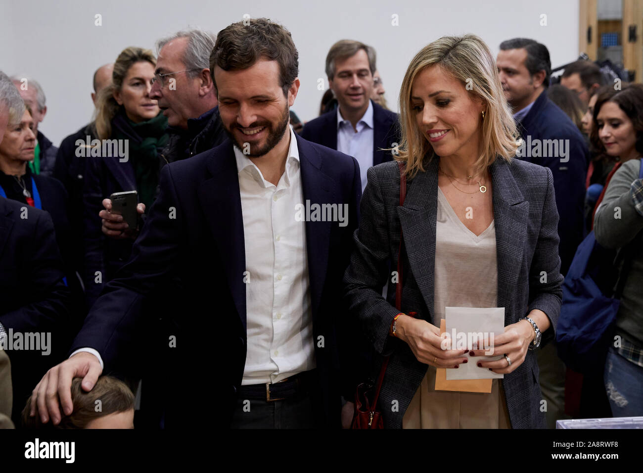 Pablo Casado und seine Frau Isabel Torres sind während der Partido Popular leader Pablo Casado voting Nuestra Señora del Pilar Schule in Madrid gesehen. Stockfoto