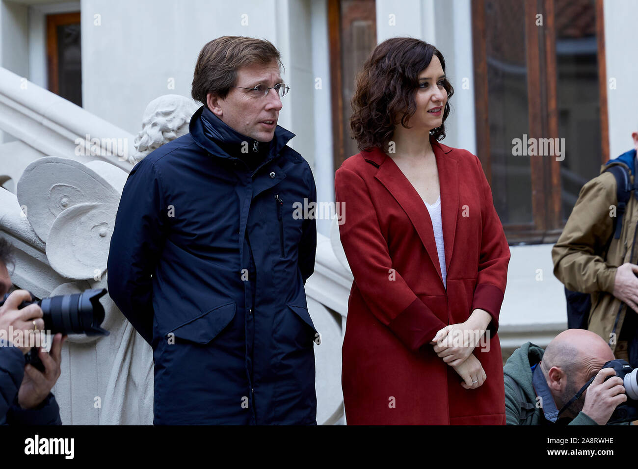 Jose Luis Martinez-Almeida (Bürgermeister von Madrid) und Isabel Diaz Ayuso (Präsident der Gemeinschaft von Madrid) während der Partido Popular leader Pablo Casado voting Nuestra Señora del Pilar Schule in Madrid. Stockfoto