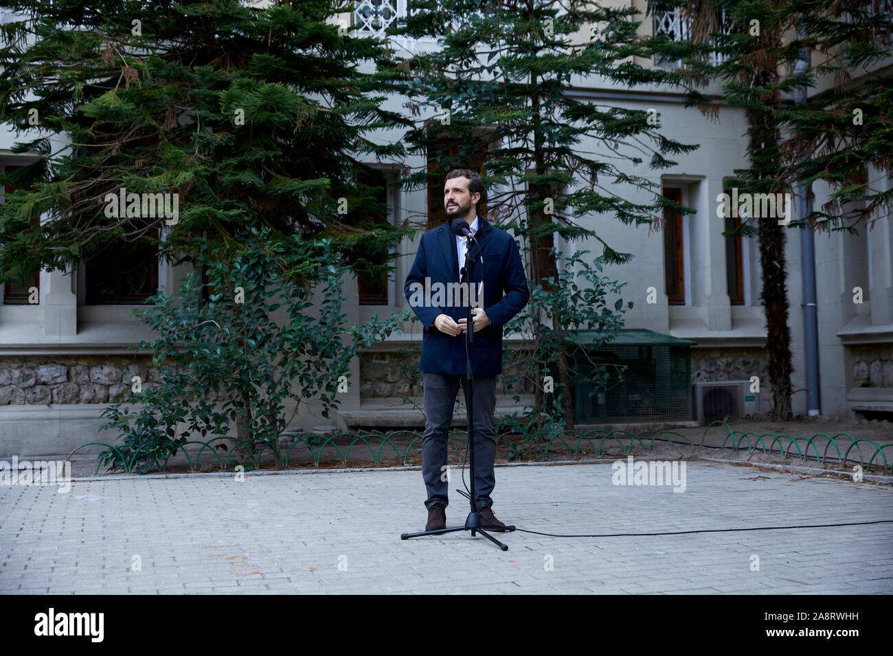 Pablo Casado spricht nach Voting Nuestra Señora del Pilar Schule in Madrid. Stockfoto