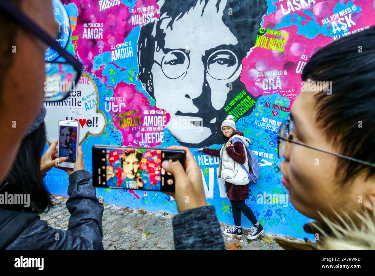 Asiatische Touristen mit Telefon an der Lennon Wall Prag Europa Stockfoto