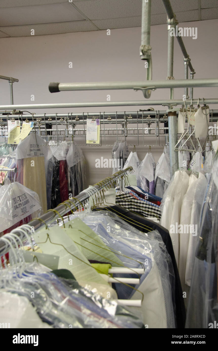 Shirts ausgerichtet werden, um an eine chemische Reinigung Stockfoto