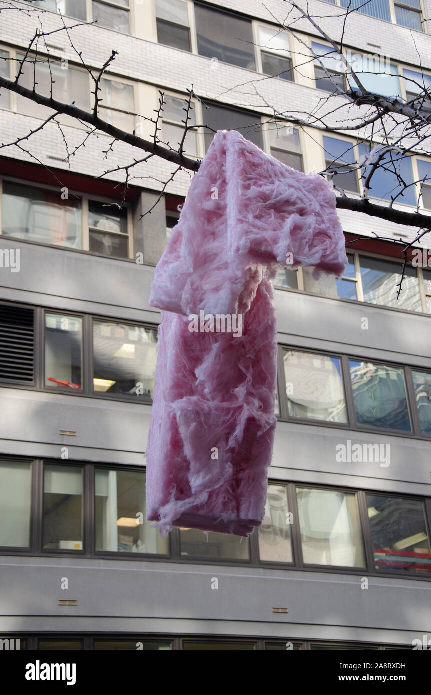 Rosa Glasfaserisolierung klemmt in der auf einem Ast in Manhattan, New York City Stockfoto