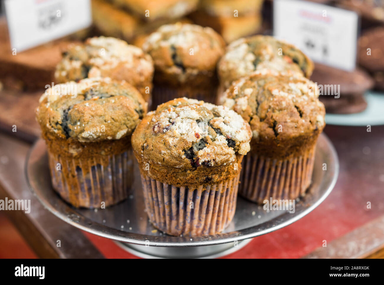 Blueberry und Vanille muffins Backwaren Dessert kuchen süß an einem Street Food Markt. Stockfoto