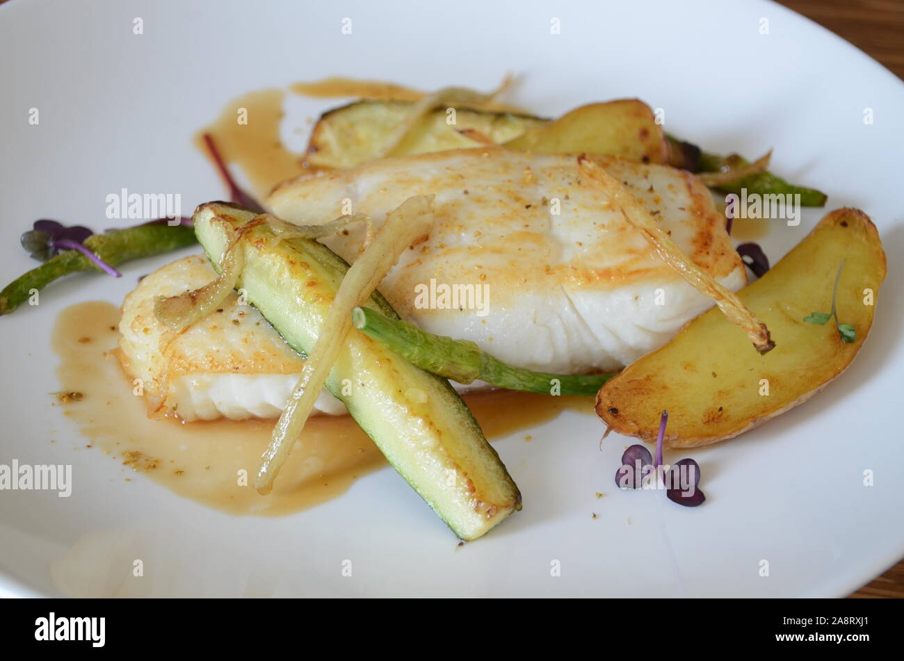 Weißer Fisch Platte Kartoffeln Fine Dining Restaurant Dish Stockfoto