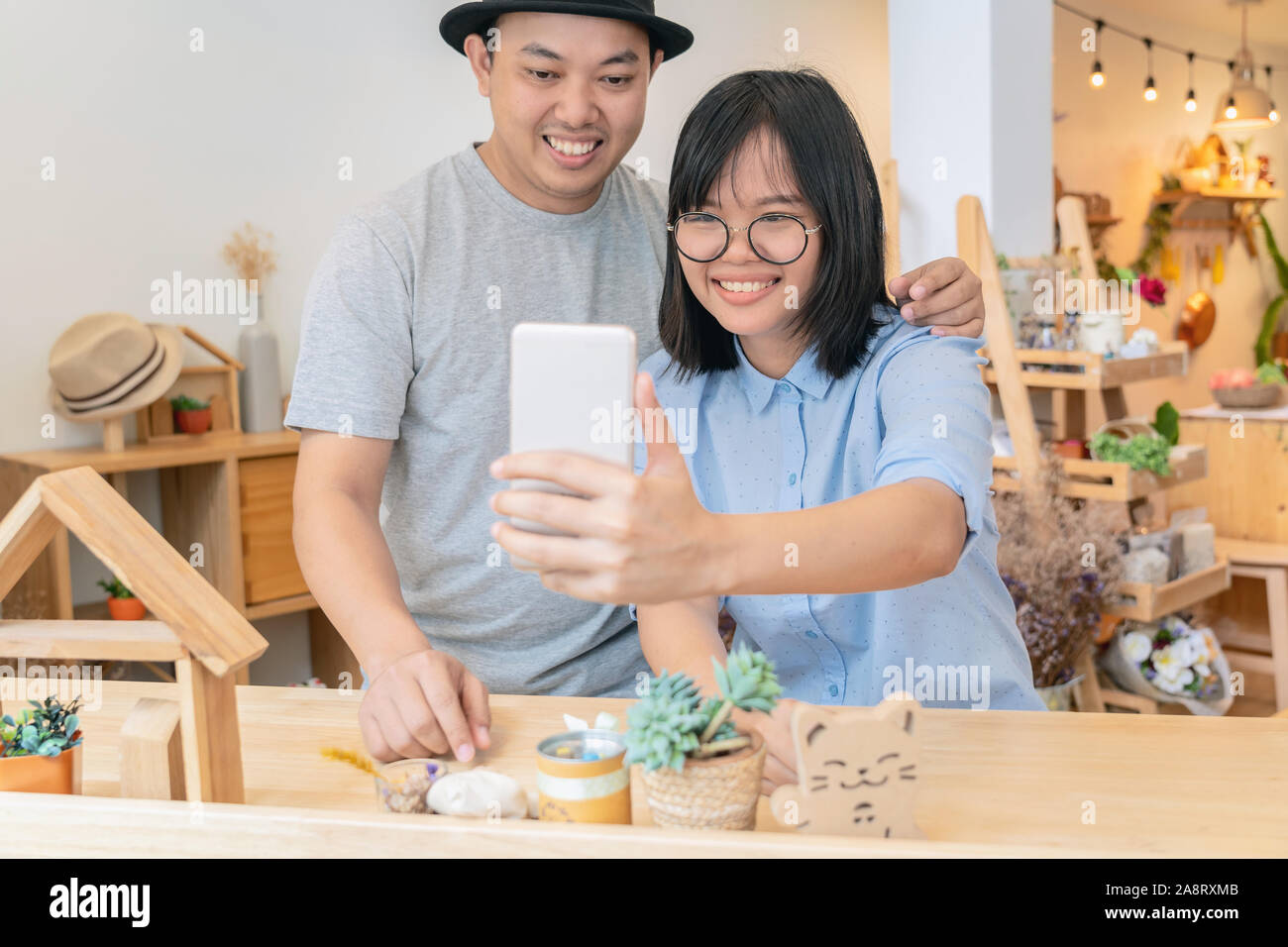 Asiatisches Junges Paar die selfie mit Glück im modernen Café oder Arbeitsplatz oder Co-working space oder moderne Büro-, Lifestyle- und Leis Stockfoto