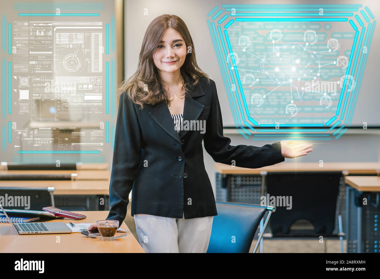 Asiatische Geschäftsfrau in lässiger Anzug der polygonale Gehirn Form einer künstlichen Intelligenz mit verschiedenen Symbol von smart City Internet der Dinge vorhanden Stockfoto