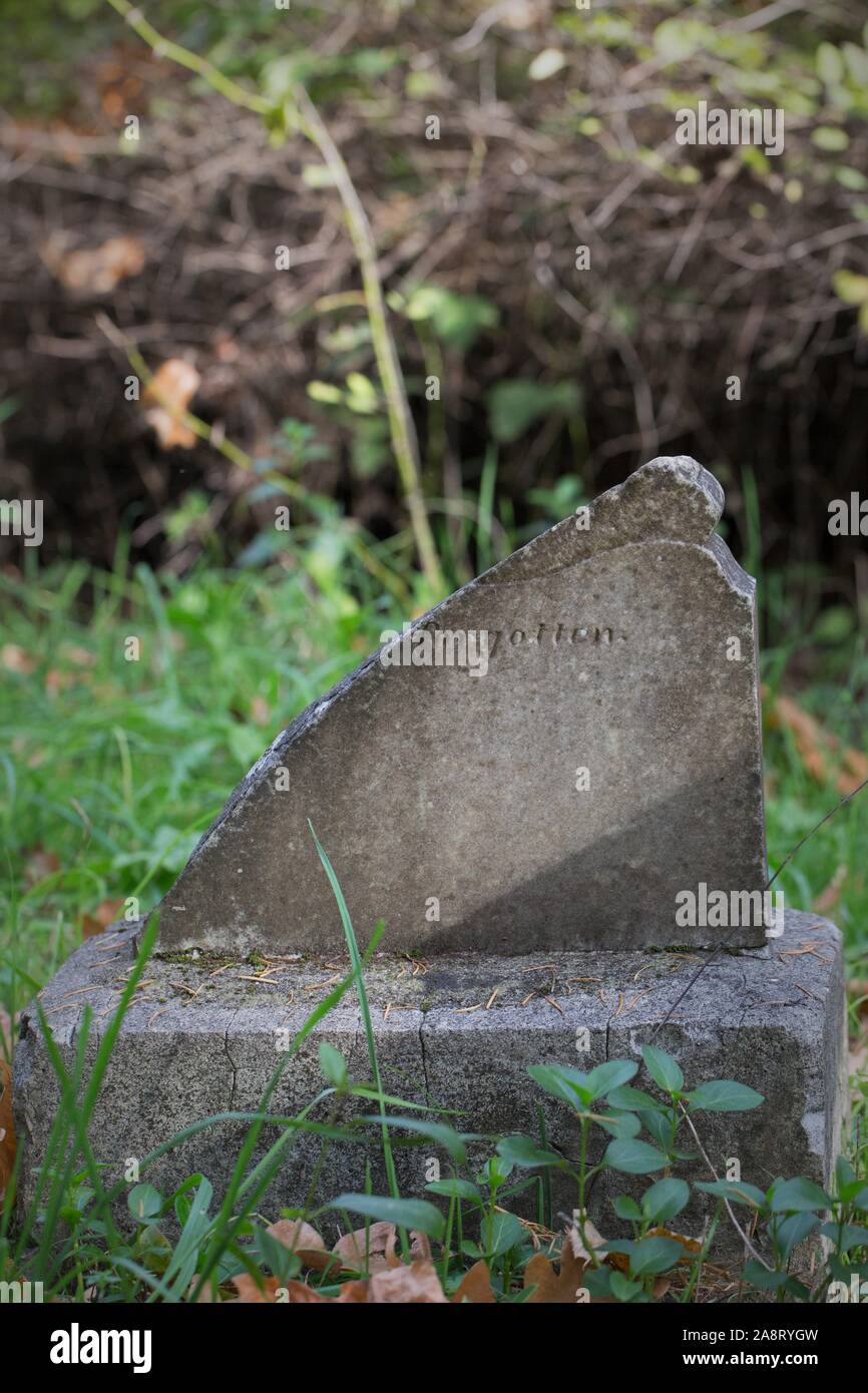 Eine alte kaputte Stein Grab Marker mit dem Wort "vergessen". Stockfoto