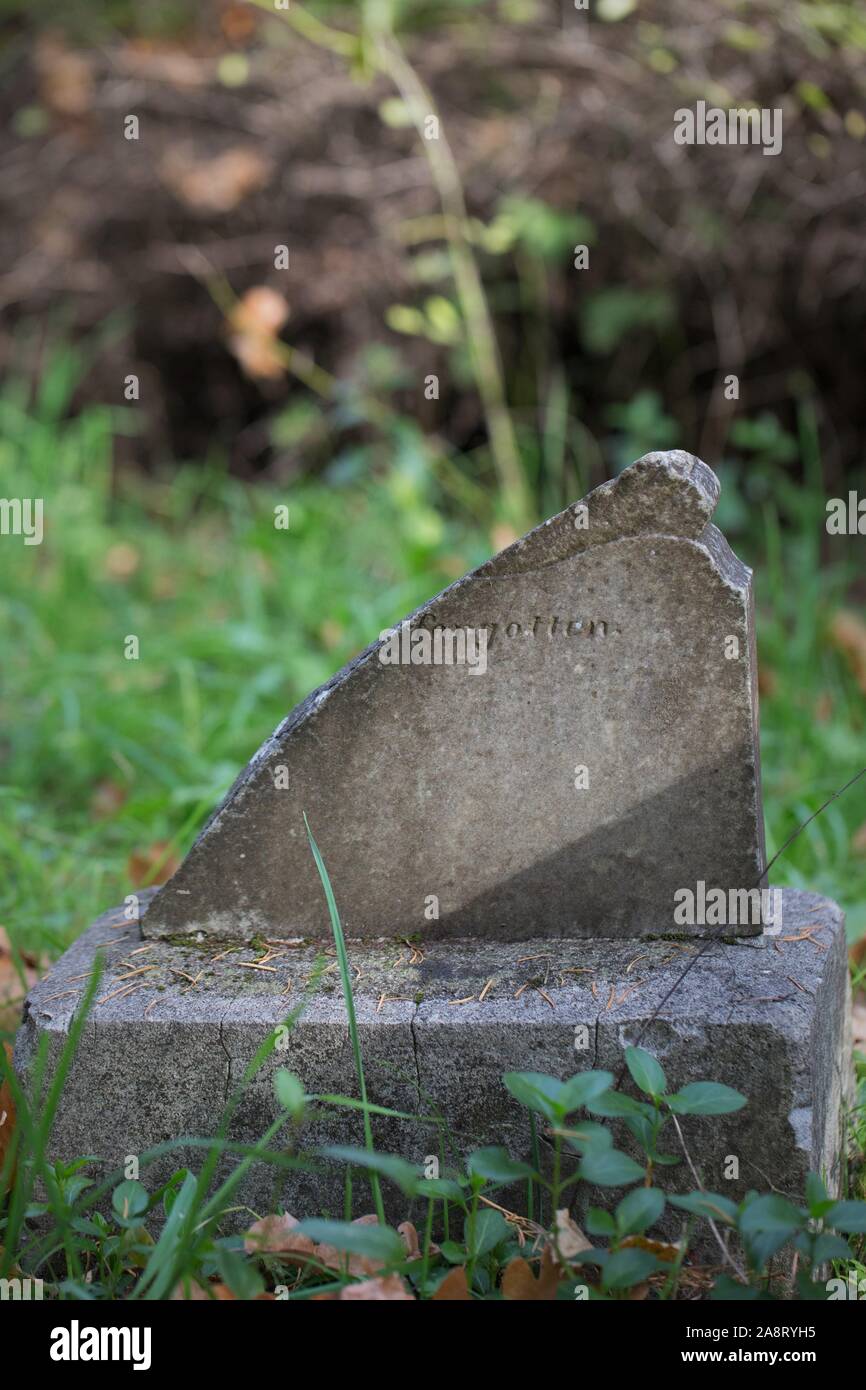 Eine alte kaputte Stein Grab Marker mit dem Wort "vergessen". Stockfoto