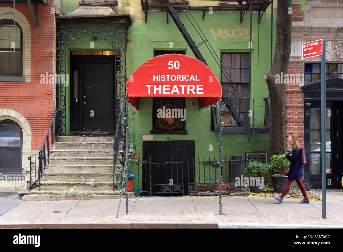 13th Street Theatre, 50 West 13th St, New York, NY. Außenfassade eines Theaters in einem historischen Haus im Stadtteil Greenwich Village. Stockfoto