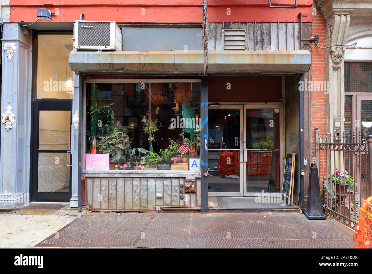Von, 3 Bleecker Street, New York, NY. aussen Storefront, eine Bar, eine Lounge in der Noho Viertel von Manhattan. Stockfoto