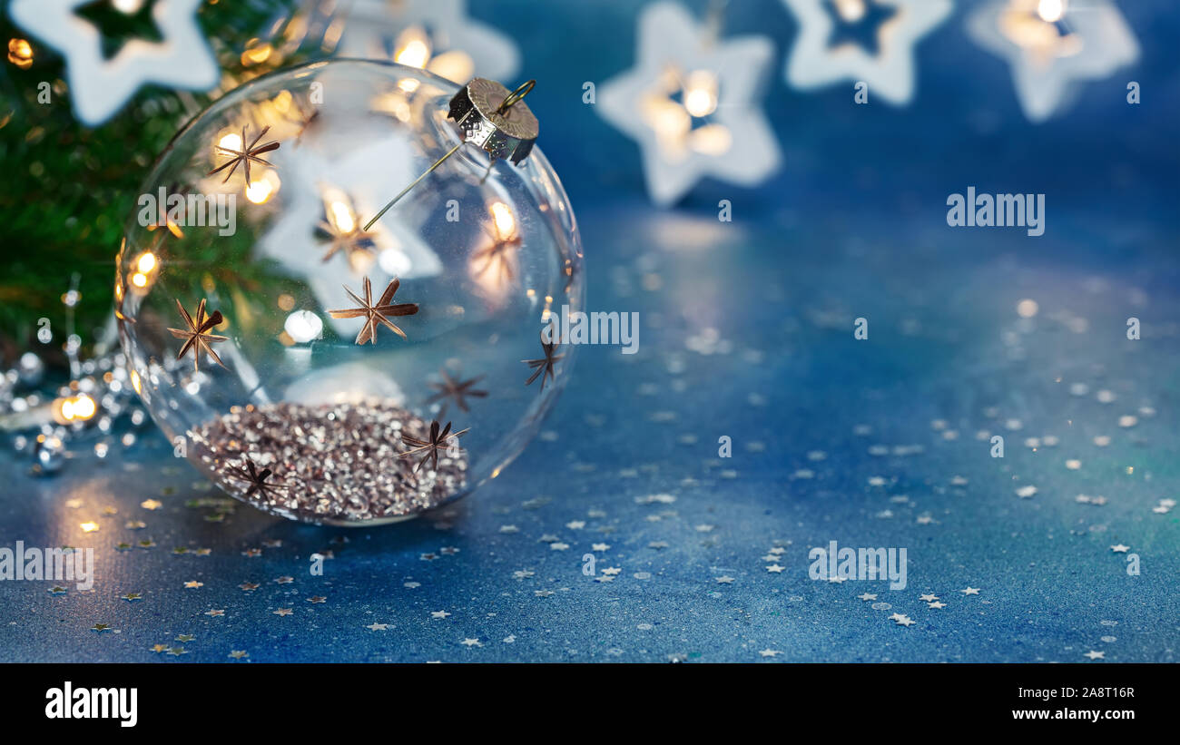 Dekorativer Weihnachtsbaum glas kugel auf dem Hintergrund des unscharfen leuchtenden Weihnachtslichter Stockfoto