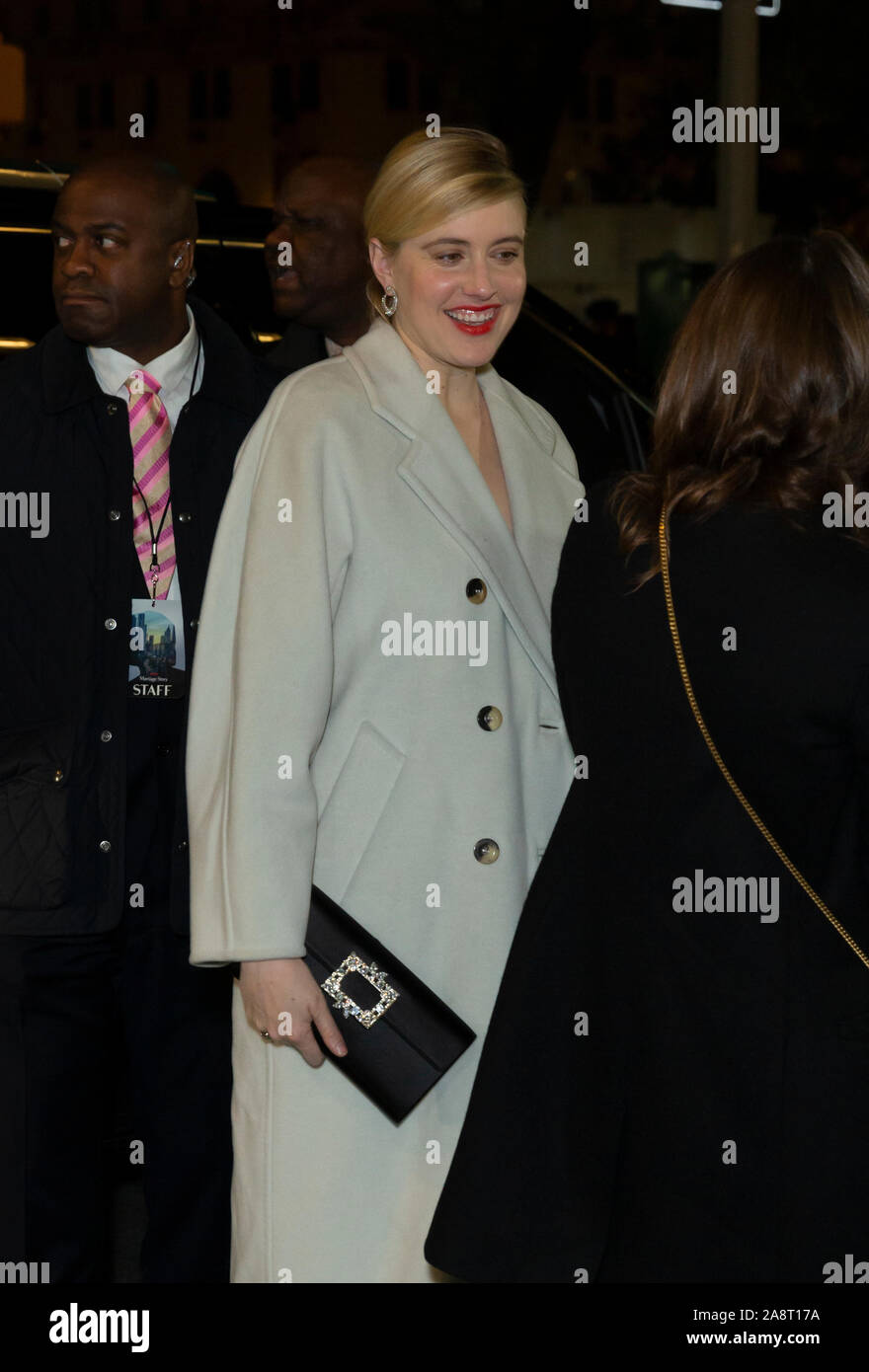 New York, NY - 10. November 2019: Greta Gerwig tragen Kleid von Lela Rose besucht Premiere der Ehe sie Geschichte an der Pariser Theater Stockfoto