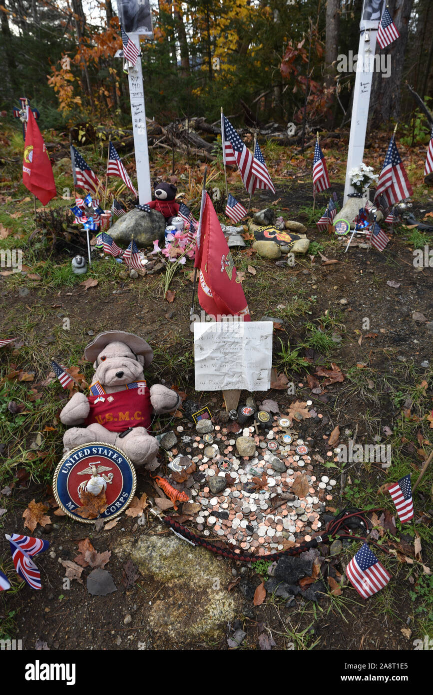 Am Straßenrand Denkmal für die "gefallenen Sieben', 7 Motorradfahrer mit US Marine Corps Verbindungen getötet bei einem Crash, US Route 2, Randolph, New Hampshire, Stockfoto