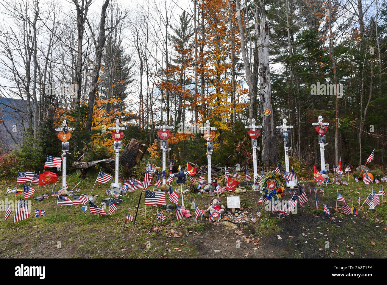 Am Straßenrand Denkmal für die "gefallenen Sieben', 7 Motorradfahrer mit US Marine Corps Verbindungen getötet bei einem Crash, US Route 2, Randolph, New Hampshire, Stockfoto