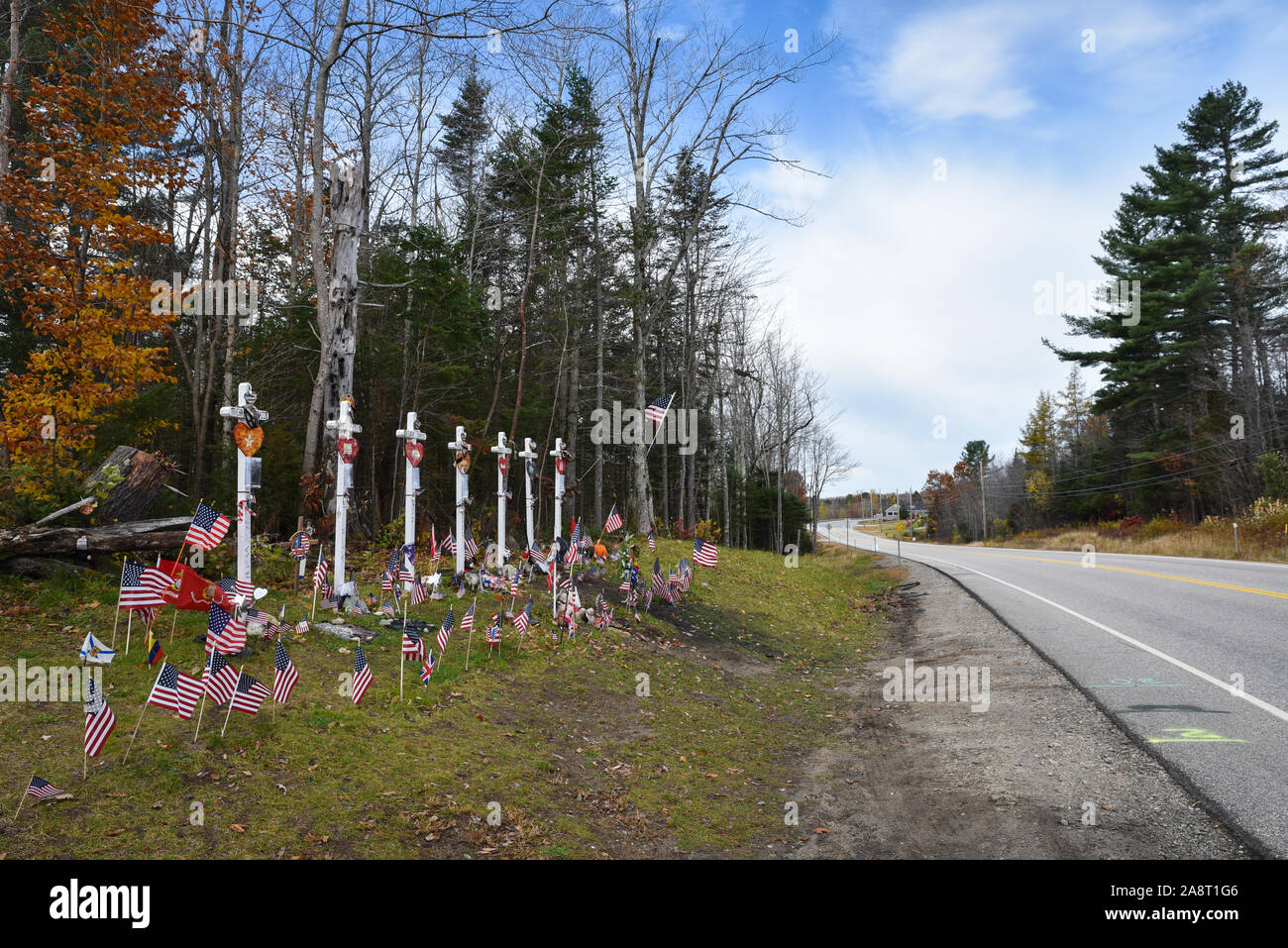 Am Straßenrand Denkmal für die "gefallenen Sieben', 7 Motorradfahrer mit US Marine Corps Verbindungen getötet bei einem Crash, US Route 2, Randolph, New Hampshire, Stockfoto