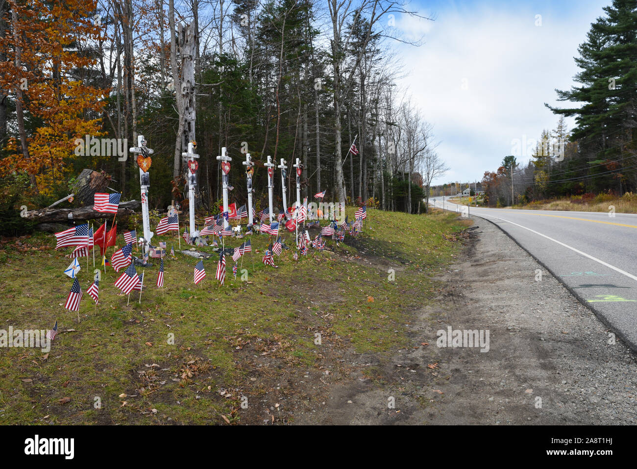 Am Straßenrand Denkmal für die "gefallenen Sieben', 7 Motorradfahrer mit US Marine Corps Verbindungen getötet bei einem Crash, US Route 2, Randolph, New Hampshire, Stockfoto