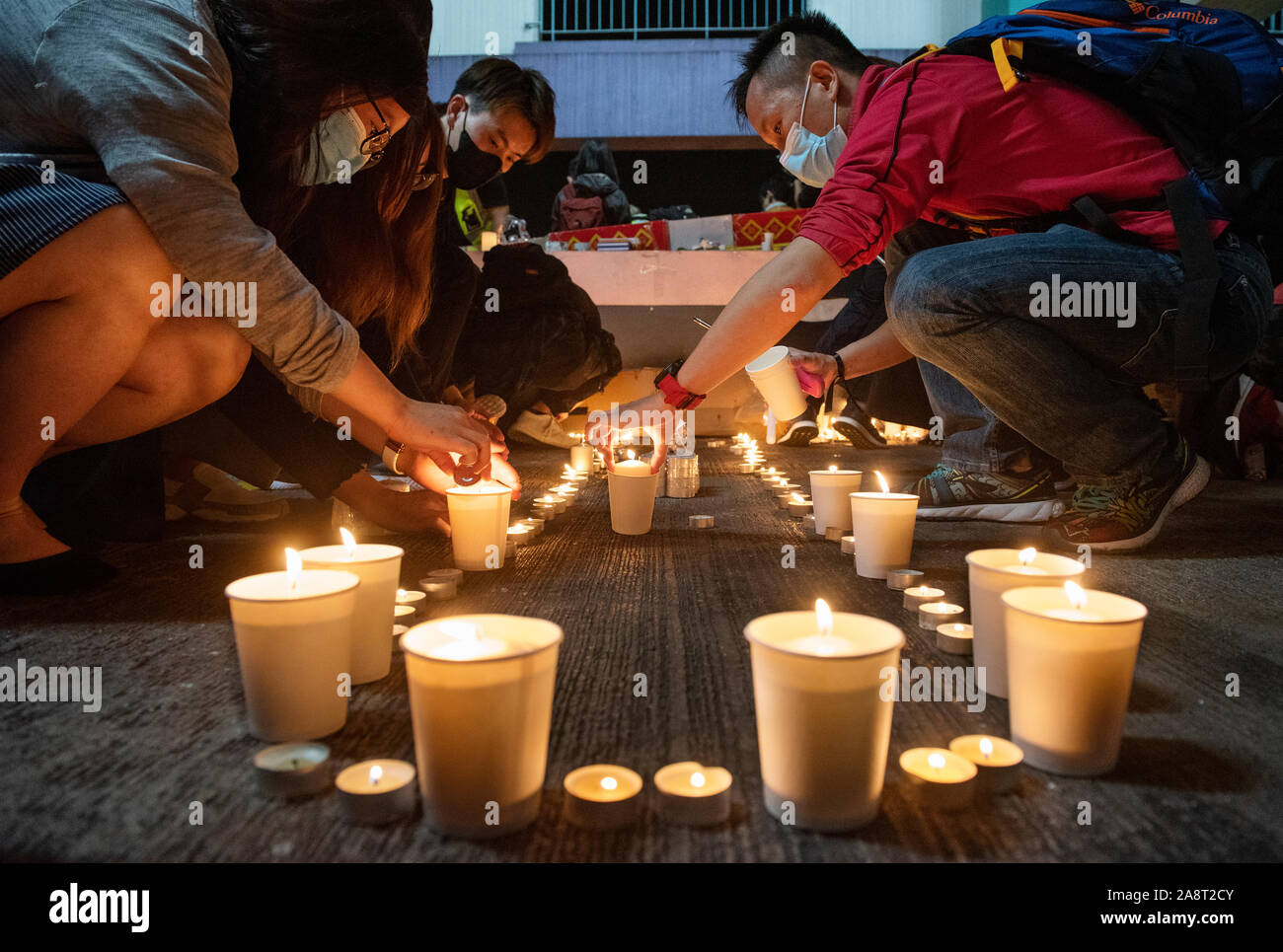 Hongkong, China. 08 Nov, 2019. Trauernde Passanten und Demonstranten Kerzen während der trauerfeier eines 22 Jahre alten Universität Student an Tamar Park in Hongkong. Alex Chow Tsz Lok, die von einer schweren Hirnverletzung bei einem Sturz am November gestorben 4. Als die Polizei skirmished mit Demonstranten am vergangenen Wochenende. Er war in kritischem Zustand verlassen und starb, nachdem er einen Herzstillstand. Credit: SOPA Images Limited/Alamy leben Nachrichten Stockfoto