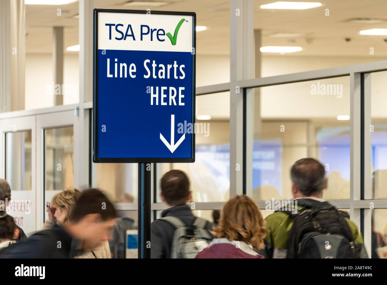 TSA vor Linie am internationalen Flughafen Hartsfield-Jackson Atlanta (der weltweit verkehrsreichsten Flughafen) in Atlanta, Georgia. (USA) Stockfoto