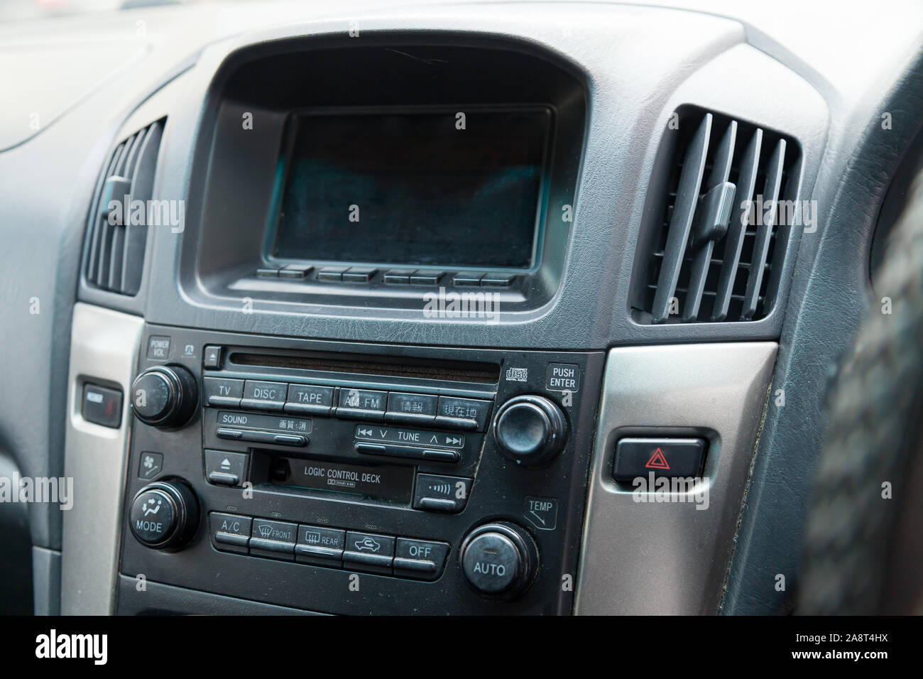 Nowosibirsk, Russland - 11.05.2019: Blick auf die grauen Innenraum Toyota Harrier oder Lexus RX300 mit Dashboard, Uhr, Media System, Vordersitze und shif Stockfoto