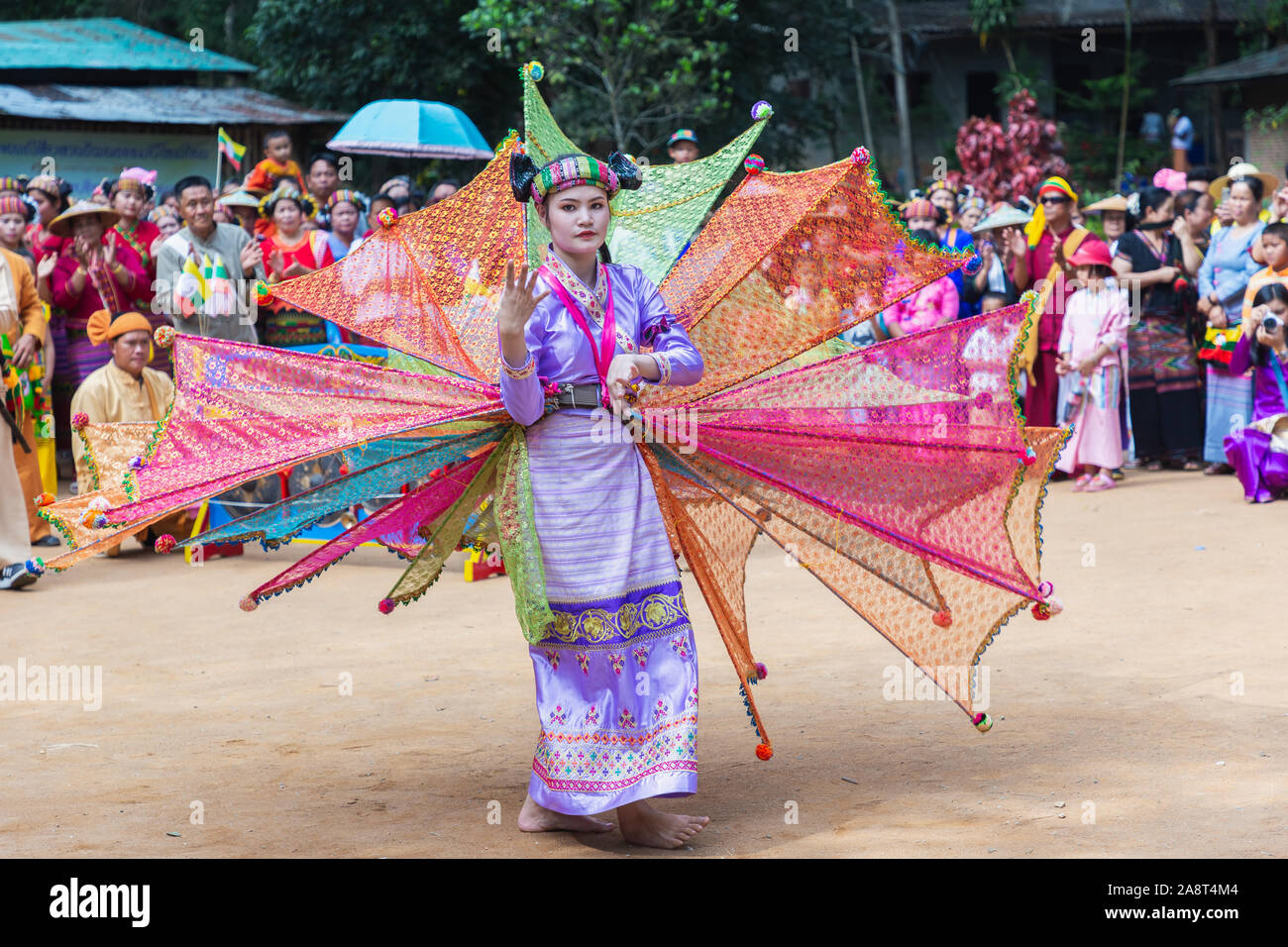 Gruppe von Shan oder Tai Yai (ethnische Gruppe in Teilen von Myanmar und Thailand) in tribal Kleid Sie native Tanzen in Shan ins neue Jahr feiern. Stockfoto