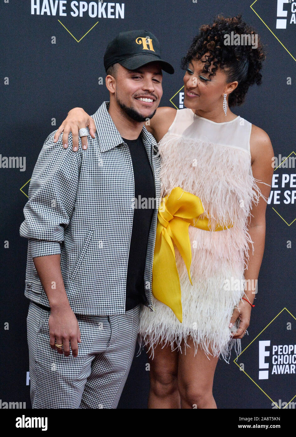 Santa Monica, USA. 11 Nov, 2019. TV-Persönlichkeit Tamera Mowry-Housley (R) und dem Gast kommt für die 45. jährlichen E! Der Menschen Choice Awards am Barker Hangar in Santa Monica, Kalifornien am Sonntag, 10. November 2019. Foto von Jim Ruymen/UPI Quelle: UPI/Alamy leben Nachrichten Stockfoto